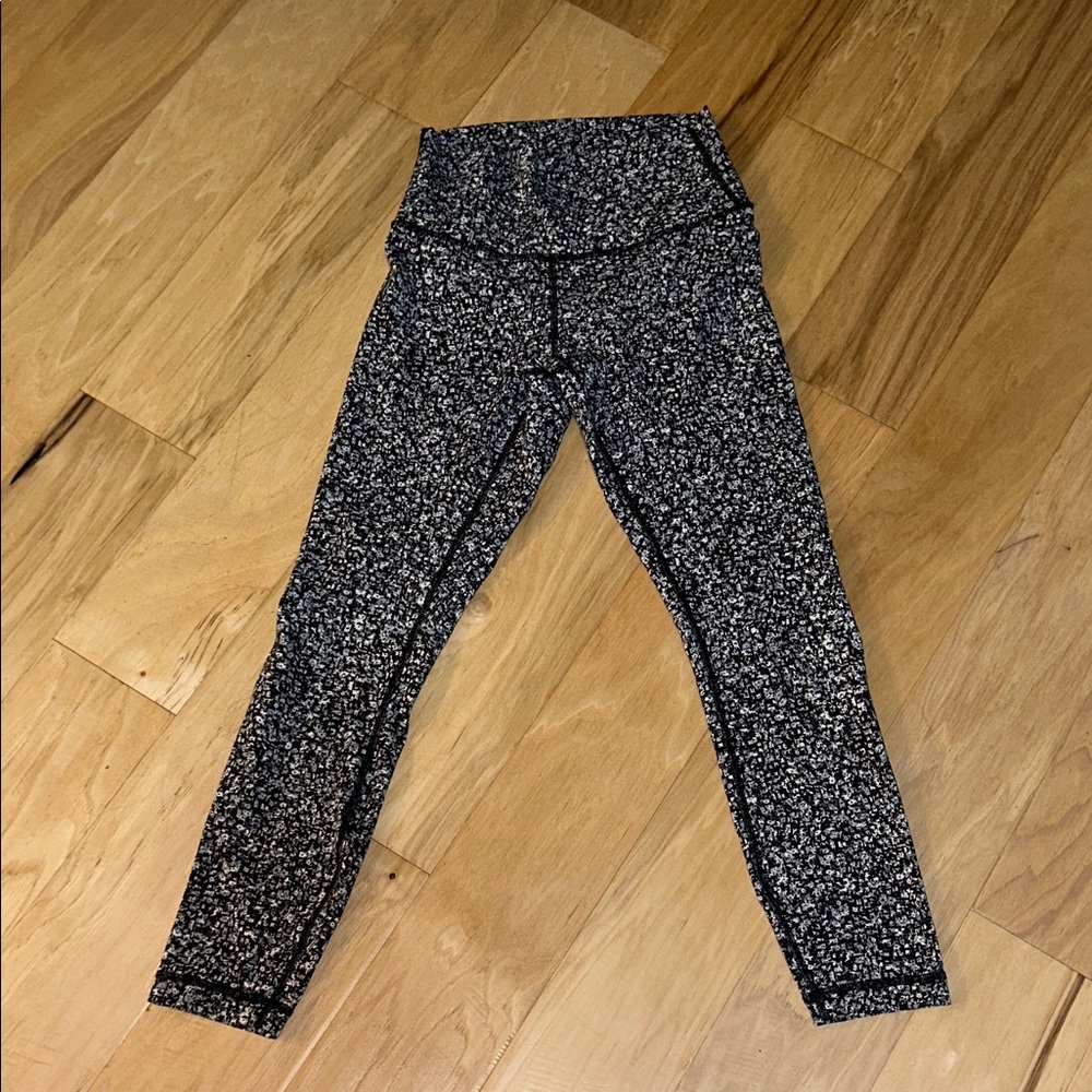 Lululemon High Rise- Daisy dust alpine white black pattern.